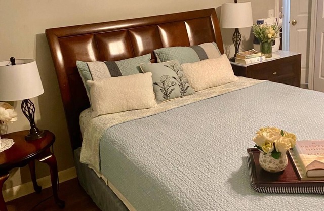 Spacious 4-bedroom house in welcoming Jacksonville with AC, WiFi