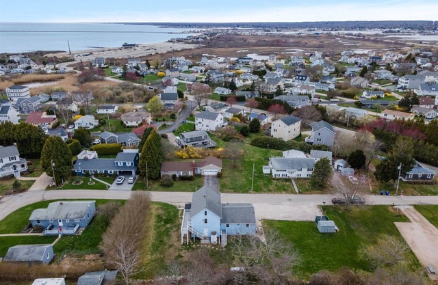 Spacious 4-bedroom in wonderful Narragansett.Short walk to family friendly beach