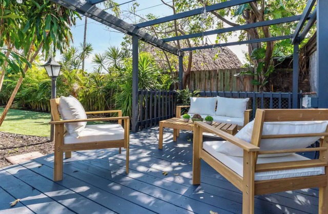 Spacious 4-bedroom house with WiFi Pool Backyard in wonderful Oakland Park