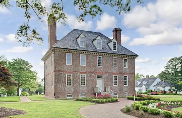 Spacious 4 Bedroom Suite @ The Historic Powhatan