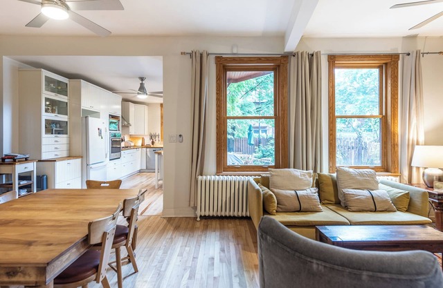 Spacious 4 bedrooms, 2 floors with garden, near Jean Talon Market. Pets welcome!