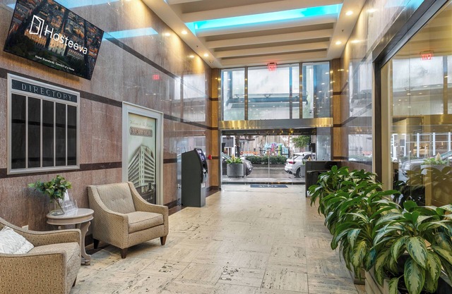 Spacious 4BD Condo-Sleeps 12-Walk to Bourbon St & Superdome