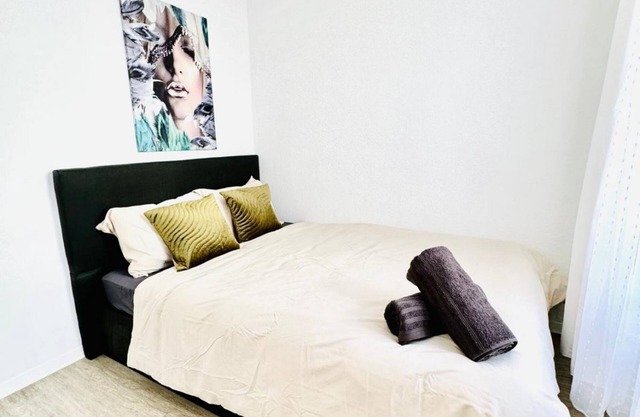 Spacious 4BR Apt for up to 12P; 10Min to FAC Platz