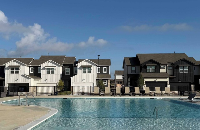 Spacious 4BR Oasis/Pool/Patio/8 Min to Kalahari