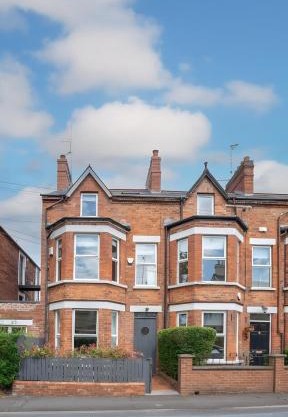 Spacious 4BR Victorian Property w/Outdoor Terrace