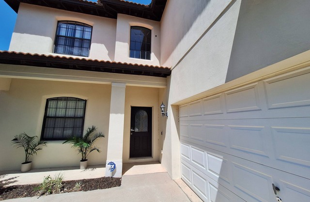 Spacious 5-Bdrm 4 bth pool home w/game room close to Disney, Epic Universe