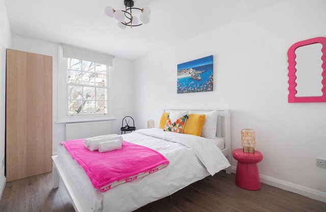 Spacious 5-Bed Apartment in Camden Town