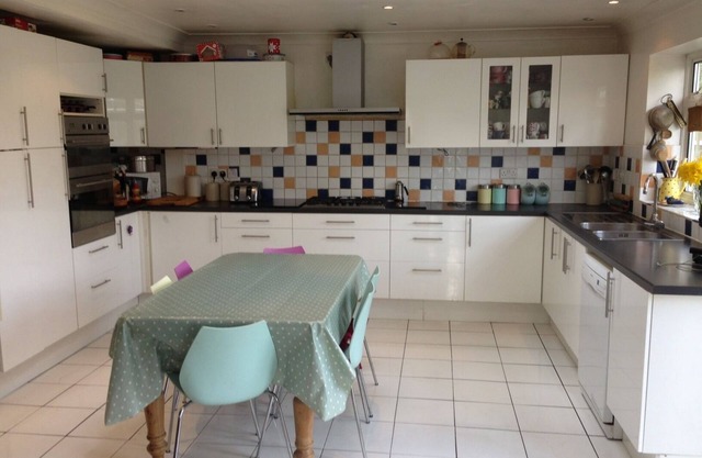 Spacious 5 bed family house, large garden, walk to train station and shops. wifi