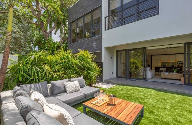 Spacious 5-bedroom Modern Mansion in las olas Fort Lauderdale/sleeps 12