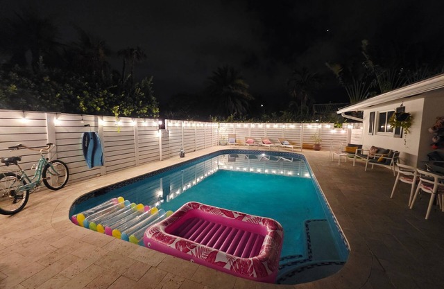 Spacious 5-bedroom house with fitness room and AC in welcoming Fort Lauderdale
