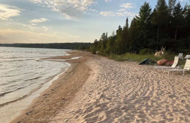 Spacious 5-bedroom cottage on Menonaqua Beach with private beach