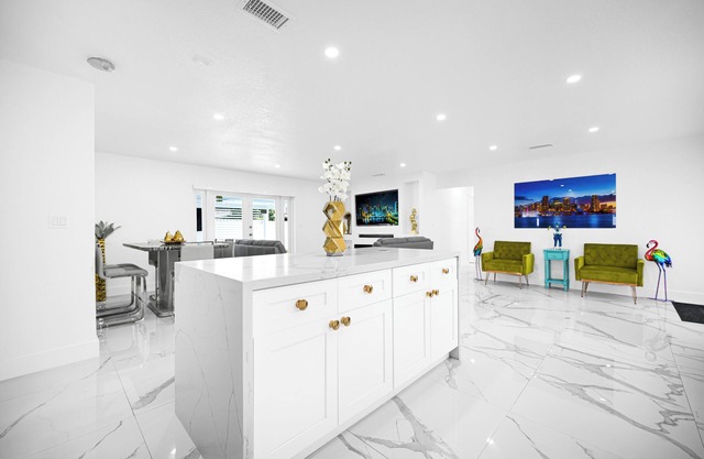Spacious 5-bedroom house in perfect Miami Gardens with WiFi, AC