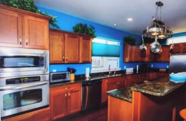 Spacious 5-bedroom house in wonderful Sunrise Beach with AC, lakefront, dock