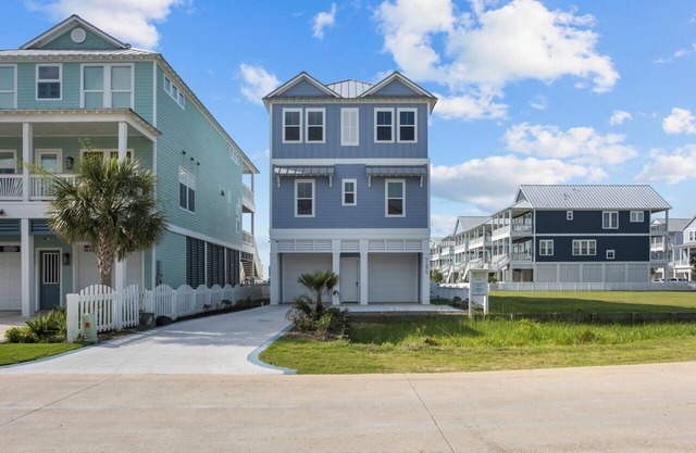 Spacious 5-bedroom, 5 Bath house with Amazing Ocean Views