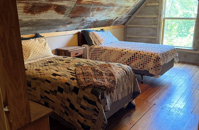 Spacious 5-bedroom cabin in enchanting LaFollette up on McCloud Mountain