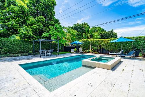 Spacious 5 Bedroom Heated Pool and Hot Tub, 12 minutes to the Beach