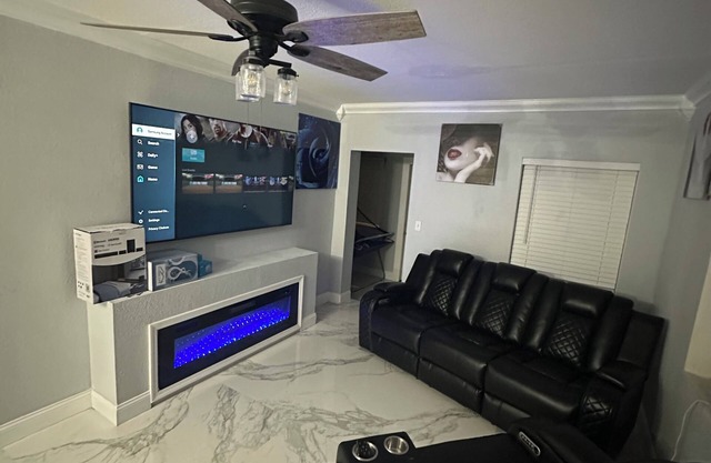 Spacious 5-bedroom house with WiFi, AC 7 mins from hard rock stadium