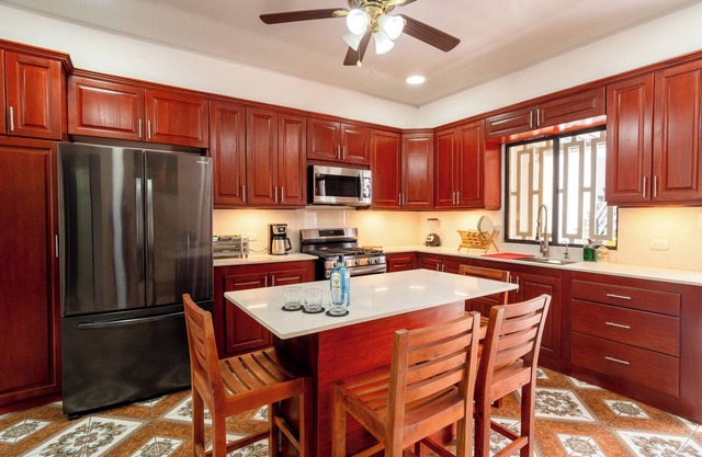Spacious 5-bedroom house in welcoming Managua with WiFi, AC