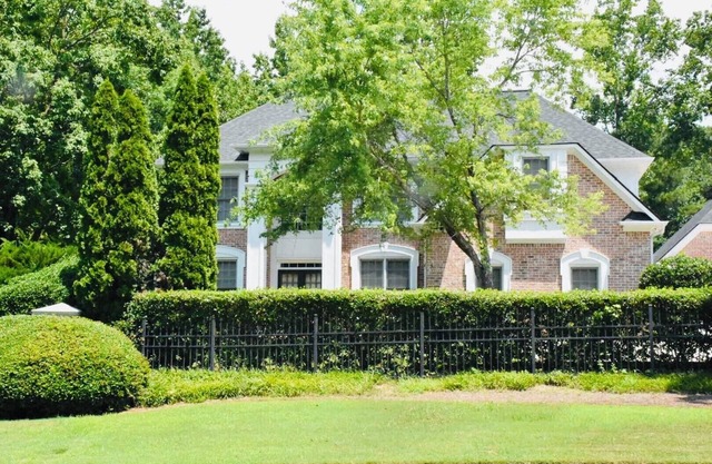 Spacious 5-bedroom house with WiFi, AC in wonderful Atlanta