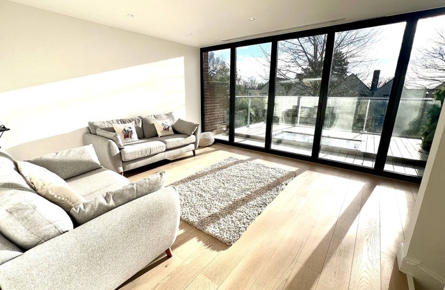 Spacious 5-bedroom house in London with Parking and WiFi