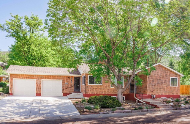 Spacious 5-bedroom house with large yard near downtown Golden