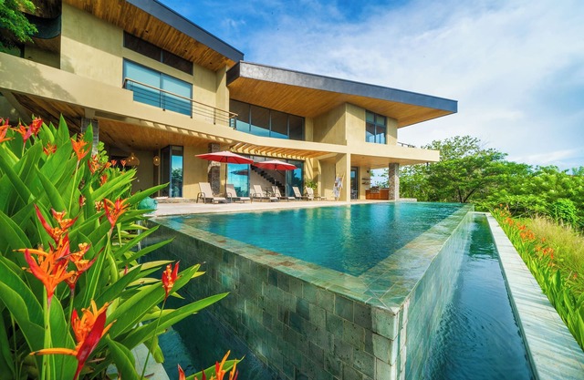 Spacious 5-bedroom ocean view house in Playa Grande