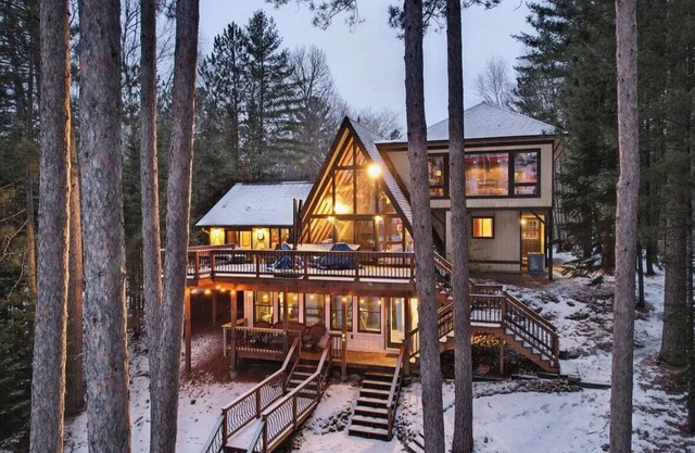 Spacious 5-bedroom A frame cabin with AC, on a 5 lake chain in Eagle River
