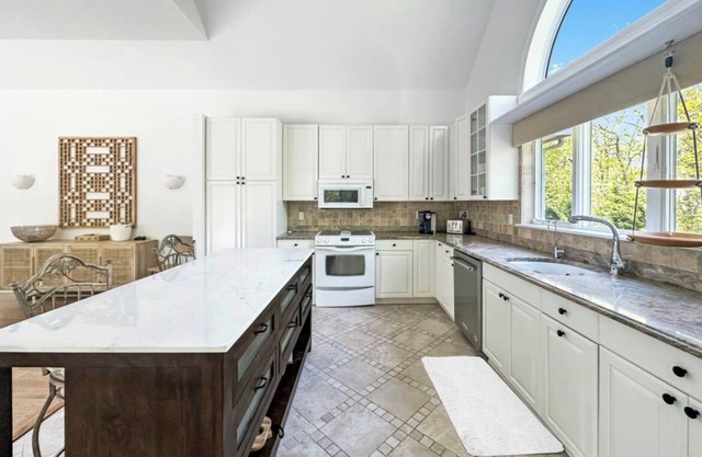 Spacious 5-bedroom house with Pool, Sauna. Large Yard and 5mins to beach,