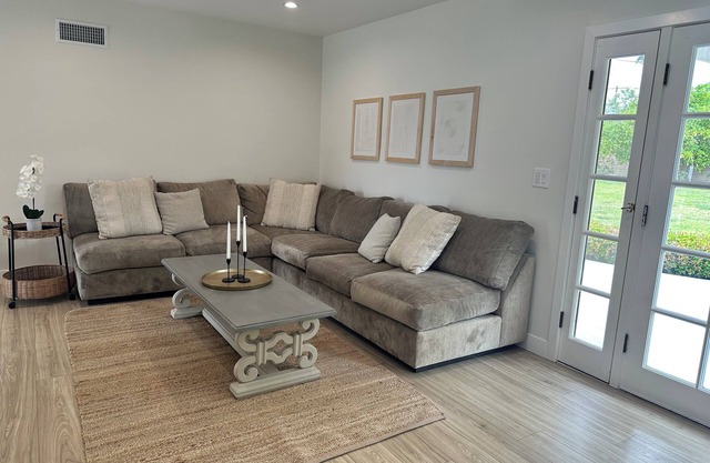 Spacious 5-bedroom house in enchanting Northridge with WiFi, AC