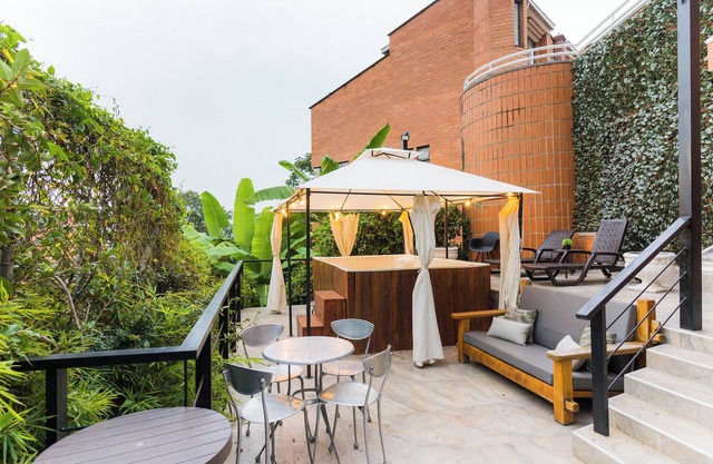 Spacious 5bed house with WiFi and AC in Poblado Medellin & Free Airport Pickup!
