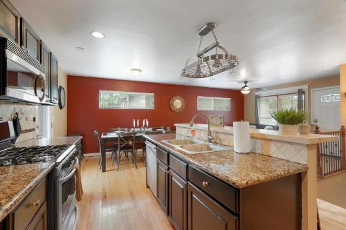 Spacious 5br Retreat W Hot Tub & Bbq