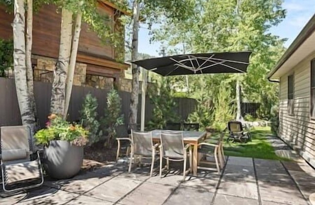 Spacious 6 Bedroom Aspen Core Home, Hot Tub, Gym!