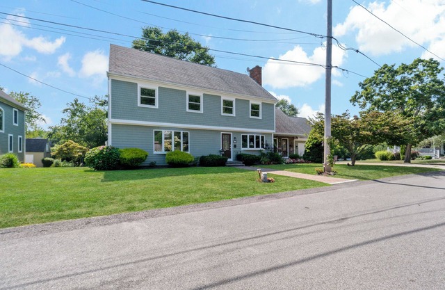 Spacious 6 Bedroom Cozy Seaside Escape