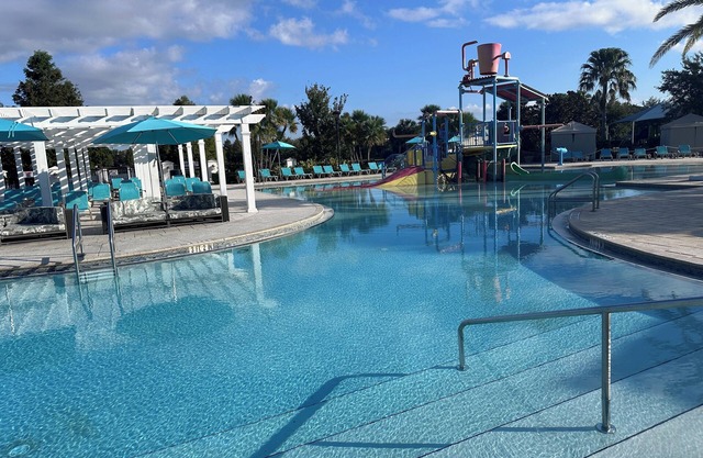 Spacious 6-bedroom resort with WiFi, AC in welcoming Kissimmee