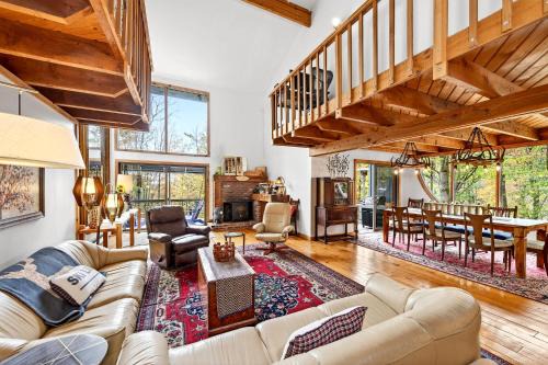 Spacious 6 Bedroom Chalet Near Holiday Valley