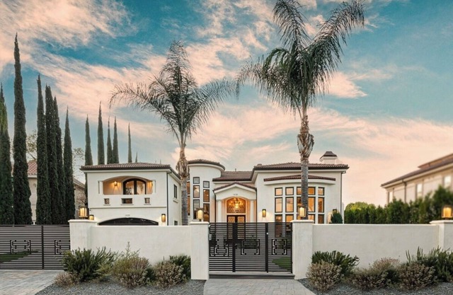 Spacious 6-bedroom house with WiFi, AC in amazing Los Angeles