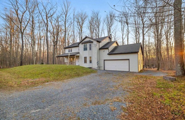 Spacious 6 Bedroom Pocono Retreat by the Lake