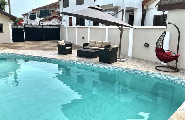 Spacious 6-bedroom villa in charming Accra with AC