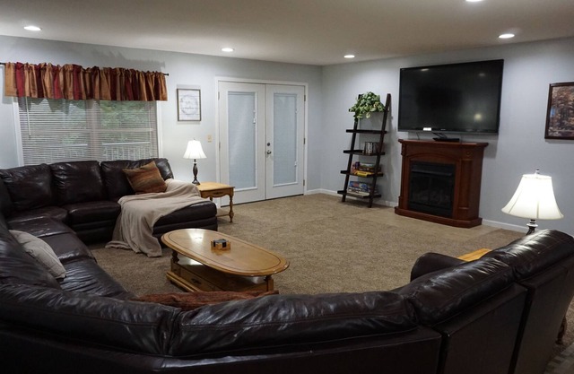 Spacious 6 bedrooms, 3 bath, with 2 full kitchen and washer & dryer Cabin