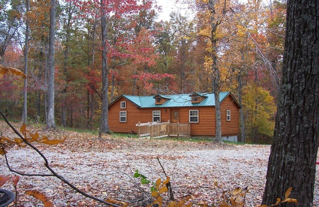 Spacious 740 sq ft Cabin w/Deck, Fire Pit & Disc Golf — Mins from Mammoth Cave