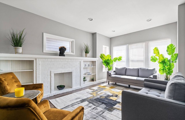 Spacious 8 BDRM + 2 Kitchens + Garage! Sleeps 16!