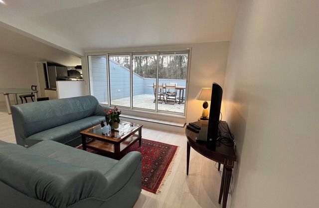 SPACIOUS 80m2 apartment 1 km from beaches. Pets allowed.