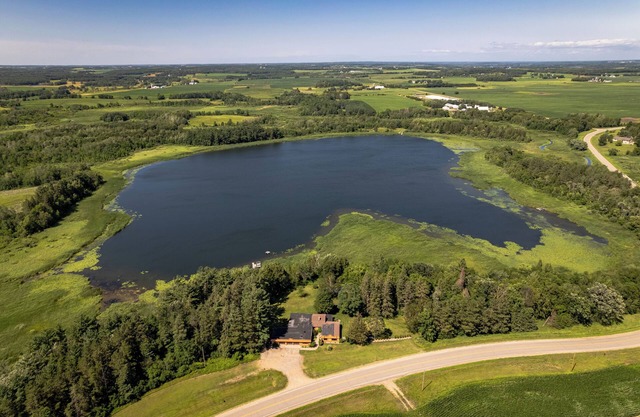 Spacious 9 Bedroom 6 bath on Private Lake Kayaks, Trails & Wildlife Nearby