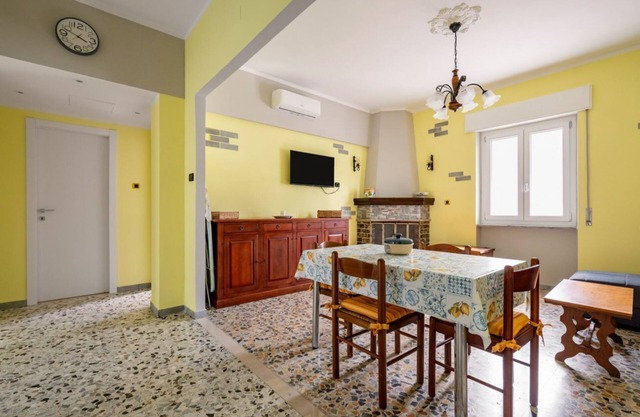 Spacious 90 sqm apartment, ideal for 5 people, located on the first floor of a building WITHOUT elevator (stairs to access it). The accommodation is located in Pieve, a splendid village characterized by a typical Tuscan atmosphere.The apartment consists