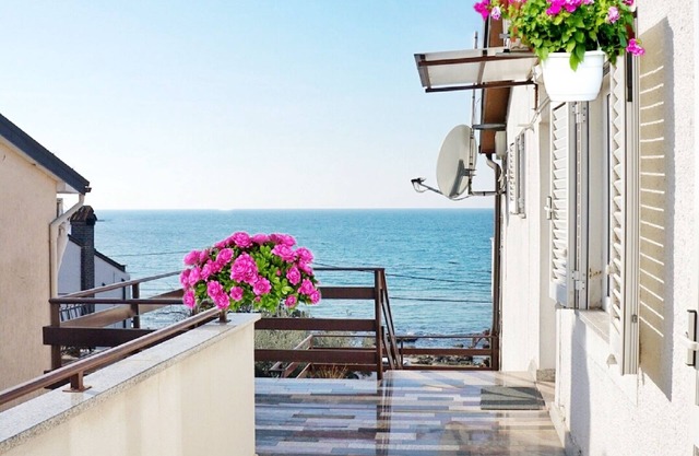 Spacious accommodation in Zambratija, sea view, 10 meters from the beach, terrace