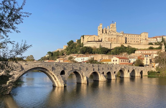 Spacious accommodation between the old town and the arena, between the beach and the mountains.