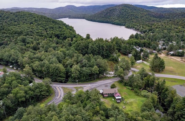 Spacious Adirondack Lodge - 8BR, 6 Bath, Sleeps 16+ - Your Caroga Lake Retreat!
