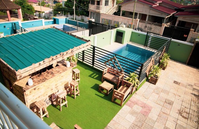Spacious Afrocentric 5BDR villa outdoor bar & pool
