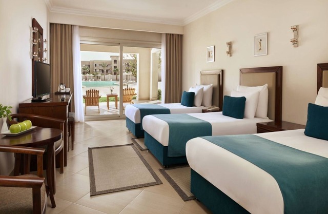 Spacious All-Inclusive Stay with Beach Access l 2 Pool-view Rooms