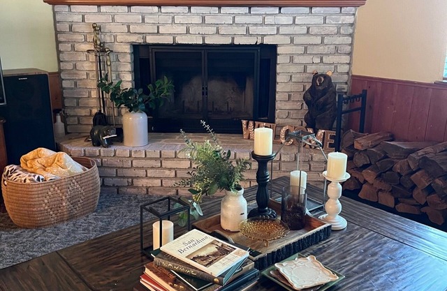 Spacious and Cozy mountain home nestled in between Big Bear and Arrowhead